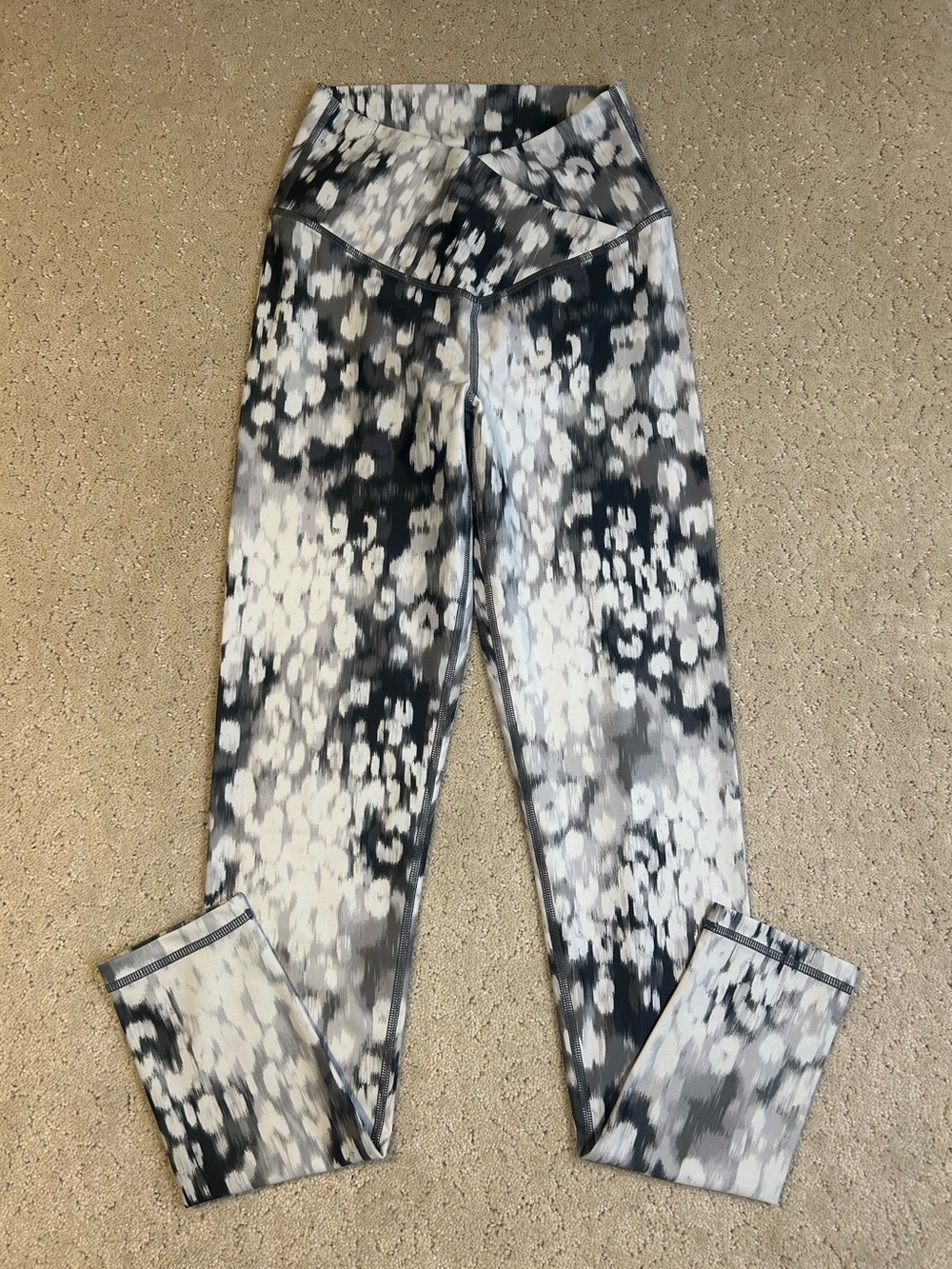 Offline by Aerie Woman’s Size S for active White, Black and Gray Leggings